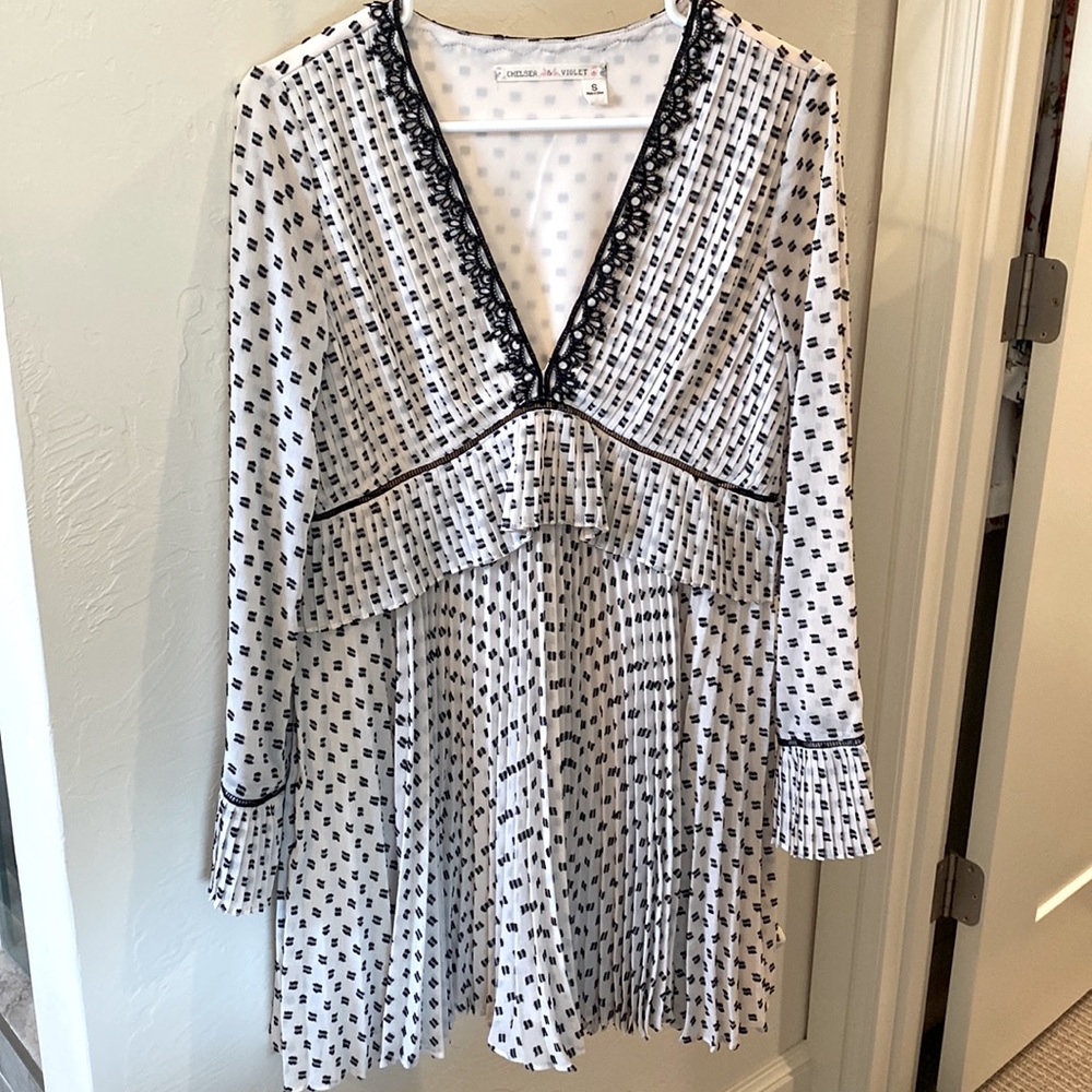 Chelsea & Violet Adorable Deep V dress Small